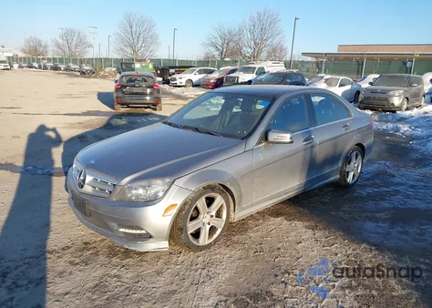 2011 Mercedes-Benz C 300 Sport 4Matic z USA, uszkodzony, nr VIN WDDGF8BB5BR178629